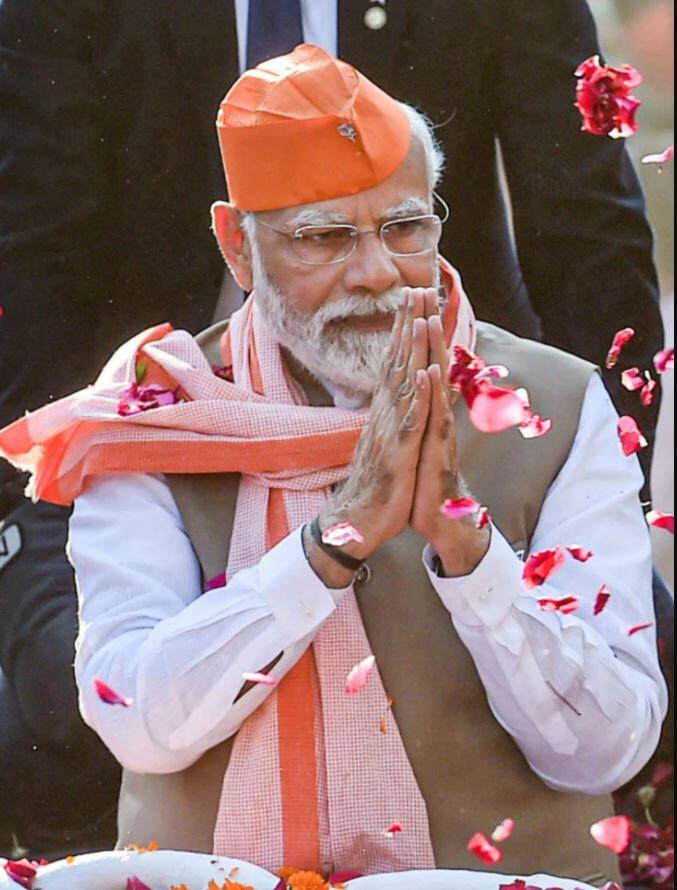 इससे पहले पीएम मोदी वाराणसी में रोड शो में शामिल हुए.  करीब तीन किलोमीटर लंबे इस रोड शो की शुरुआत शहर उत्तरी विधानसभा क्षेत्र से हुई और दक्षिणी विधानसभा से होते हुए कैंट में जाकर समाप्त हुई. पीएम के स्वागत के लिए भारी संख्या में उनके समर्थक वहां मौजूद थे. पीएम मोदी के रोड शो में बीजेपी समर्थकों का हुजूम उमड़ पड़ा. पीएम ने भी हाथ जोड़कर सभी का अभिवादन किया. रोड शो के दौरान पीएम मोदी बनारसी अंदाज में गमछा, खादी की सदरी के साथ टोपी पहने नजर आए. गौरतलब है पीएम मोदी ने पहली बार इस तरह की टोपी पहनी थी जिसके अब कई राजनीतिक मायने निकाले जाने शुरू हो गए हैं.