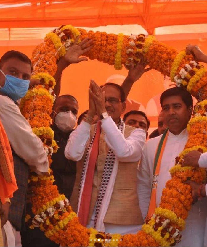 बताया जाता है कि शिवराज सिंह चौहान में बचपन से ही नेता बनने के गुण दिखने लगे थे. उन्होंने अपने परिवार के खिलाफ जाकर मजूदरों के हक में पहला आंदोलन किया था. श्रमिकों की मजदूरी बढ़ाने के लिए हुए इस आंदोलन में उन्हें जीत मिली थी और मजदूरों की मजदूरी बढ़ा दी गई थी.