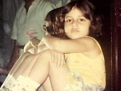 कैमरा में देखते हुए घरवालों को गुस्सा दिखाती इस बच्ची को पहचाना क्या? फिल्मों में भी दिखाया अपना गुस्सैल रूप