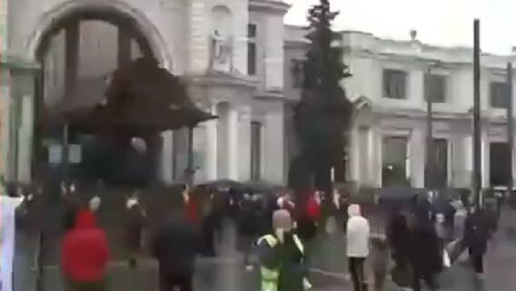 Russia Ukraine War: हमले के डर से तेजी से यूक्रेन छोड़कर जा रहे लोग