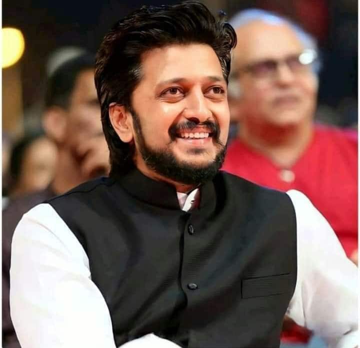 अभिनेता रितेश देशमुखने नो किसिंग पॉलिसी कायम ठेवली आहे. 'जाने कहां से आयी है' या चित्रपटात त्याचा किसिंग सीन होता, परंतु त्याने स्पष्ट नकार दिला.