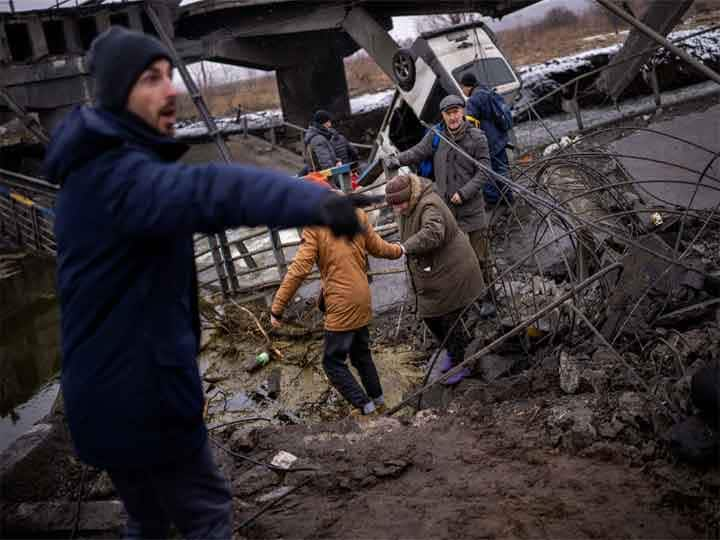 Russian Soldiers fire at civilians in Irpin killed at least 3 civilians and Missile hits central Kyiv children hospital यूक्रेन के इरपिन में रूसी सैनिकों की फायरिंग में 3 नागरिकों की मौत, कीव में चिल्ड्रन हॉस्पिटल पर मिसाइल से हमला