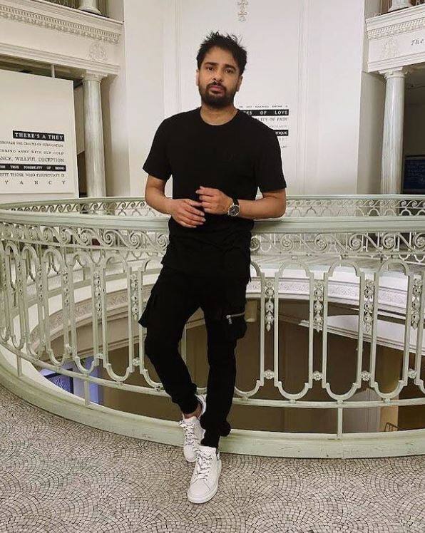 ਉੱਘੇ ਪੰਜਾਬੀ ਕਲਾਕਾਰ ਅਮਰਿੰਦਰ ਗਿੱਲ ਚੰਗੇ ਅਭਿਨੇਤਾ ਅਤੇ ਗਾਇਕ ਹਨ। ਸੁਰੀਲੀ ਆਵਾਜ਼ ਅਤੇ ਬੇਅੰਤ ਸੁਪਰਹਿੱਟ ਫਿਲਮਾਂ ਰਾਹੀਂ ਲੋਕਾਂ ਦੇ ਦਿਲਾਂ 'ਚ ਆਪਣਾ ਸਥਾਨ ਬਣਾਇਆ ਹੈ।