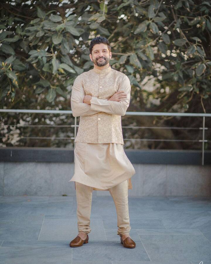 फरहानला सुपर लक्झरी वाहनांची खूप आवड आहे. त्याच्या कलेक्शनमध्ये पोर्श केमॅनचाही समावेश आहे. तिची किंमत 1.5 कोटी रुपये आहे. यासोबतच फरहानकडे लँड रोव्हर रेंज रोव्हर, मर्सिडीज बेंझ एमएल 350 सीडीआय, जीप ग्रँड एसआरटी आणि मर्सिडीज 350 डी सारखी अनेक लक्झरी वाहने आहेत. (photo:faroutakhtar/ig)