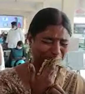 A Mother gets very emotional when her son returns from Ukraine: కుమారుడిని చూడగానే కన్నీటిపర్యంతం