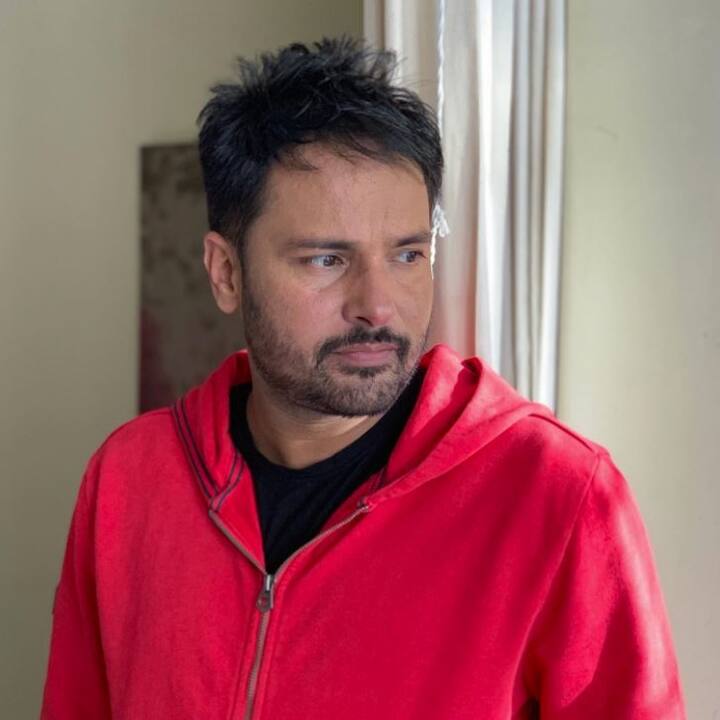 ਇਸ ਬਾਰੇ ਪੁੱਛੇ ਜਾਣ 'ਤੇ, ਅੱਜਕੱਲ੍ਹ, ਪ੍ਰਸ਼ੰਸਕਾਂ ਨਾਲ ਗੱਲਬਾਤ ਕਰਨ ਦਾ ਇੱਕੋ ਇੱਕ ਤਰੀਕਾ ਸੋਸ਼ਲ ਮੀਡੀਆ 'ਤੇ ਸਰਗਰਮ ਰਹਿਣਾ ਹੈ, ਇਸ ਬਾਰੇ, ਉਸਨੇ ਕਿਹਾ ਕਿ ਆਪਣੇ ਪ੍ਰਸ਼ੰਸਕਾਂ ਅਤੇ ਸਰੋਤਿਆਂ ਤੱਕ ਗੀਤਾਂ ਨੂੰ ਪਹੁੰਚਾਉਣਾ ਹੀ ਪ੍ਰਸ਼ੰਸਕਾਂ ਨਾਲ ਗੱਲਬਾਤ ਕਰਨ ਦਾ ਇੱਕੋ ਇੱਕ ਸਾਧਨ ਹੈ।