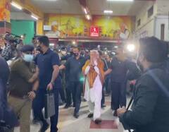 UP Election 2022: जब आधी रात वाराणसी कैंट रेलवे स्टेशन पहुंच गए PM Modi, यात्रियों- कर्मचारियों से किया संवाद, देखें तस्वीरें
