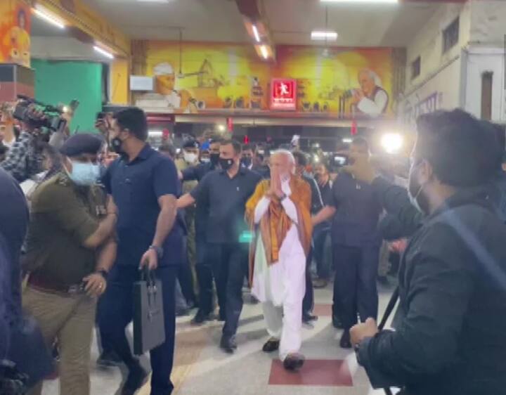प्रधानमंत्री नरेंद्र मोदी कड़ी सुरक्षा के बीच वाराणसी कैंट रेलवे स्टेशन पहुंचे थे. इस दौरान उनके साथ ब्लैक कमाडों के साथ काफी पुलिस व अन्य सुरक्षा गार्ड नजर आए.