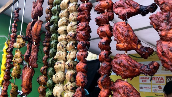 রকমারি খাবারের পসরা নিয়ে 'এবিপি আনন্দ খাইবার পাস' -এ হাজির রাজ্যের বিভিন্ন প্রান্তের রেস্তোরাঁ সহ একাধিক নামী মিষ্টি ও আইসক্রিম প্রস্তুতকারক সংস্থা। প্রথমদিন সন্ধে নামতেই মানুষের ঢল নামল মাঠে।