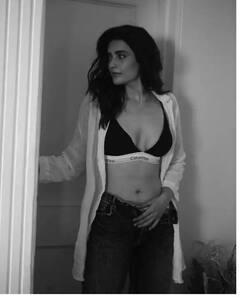 ਵਿਆਹ ਤੋਂ ਬਾਅਦ ਕਰਿਸ਼ਮਾ ਤੰਨਾ ਨੇ ਕਰਵਾਇਆ ਗਲੈਮਰਸ ਫੋਟੋਸ਼ੂਟ, ਓਪਨ ਸ਼ਰਟ 'ਚ ਫਲਾਂਟ ਕੀਤੀ ਪਰਫੈਕਟ ਟੋਨਡ ਬਾਡੀ