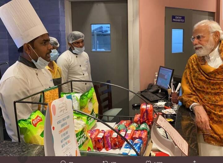 इस दौरान पीएम मोदी ने अपने चिरपरिचित अंदाज के साथ प्लेटफॉर्म पर मौजूद स्टॉल्स कर्मचारियों और यात्रियों से संवाद किया.