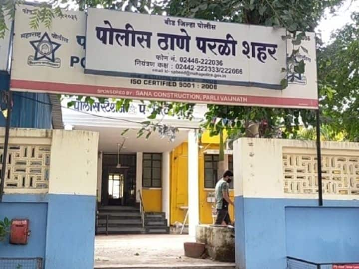 court Order to re investigate scam in Beed Jalayukta Shivar Yojana Beed : बीडमधील जलयुक्त शिवार योजनेतील घोटाळ्याचा फेरतपास करण्याचे आदेश, पोलिसांचा सी समरी अहवाल न्यायालयाने फेटाळला 