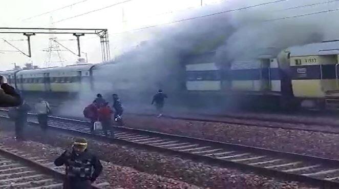 Meerut Train Fire  Saharanpur-Delhi passenger train, stampede among passengers, Watch Video ਸਹਾਰਨਪੁਰ-ਦਿੱਲੀ ਪੈਸੰਜਰ ਟ੍ਰੇਨ ਨੂੰ ਲੱਗੀ ਅੱਗ, ਤਿੰਨ ਬੋਗੀਆਂ ਸੜ ਕੇ ਸੁਆਹ, ਵੇਖੋ ਵੀਡੀਓ