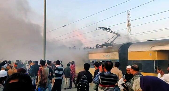 आर.पी.शर्मा ने बताया कि तब तक दो डब्बों में आग लग गई, हालांकि इनमें सवार यात्रियों को स्टेशन पर सकुशल उतार लिया गया.
