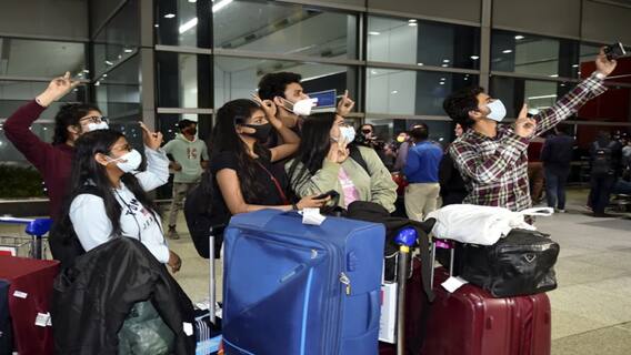 Ukraine Crisis: আরামবাগের দেবার্ঘ্যকে আনতে বিমানবন্দরে গেলেন সাংসদ।Bangla News