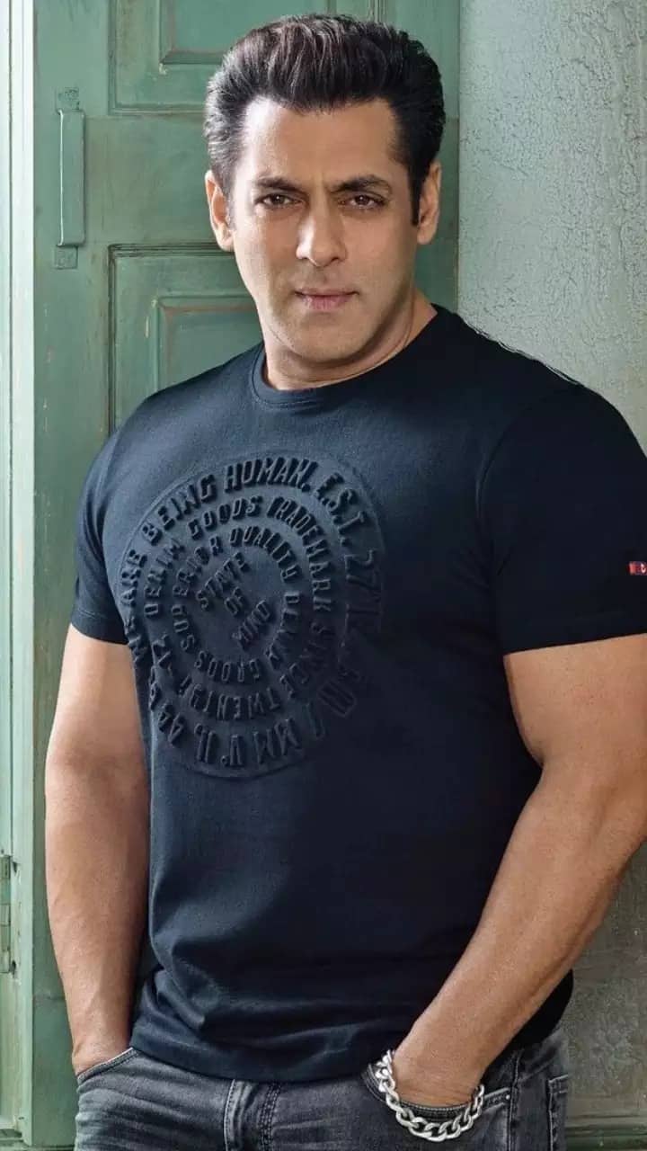 सलमान खान बड़े पर्दे पर कभी भी किसिंग सीन्स नहीं देते हैं. एक्टर ने अपना फंडा क्लियर रखा है कि वह कभी भी फिल्मों में लिपलॉक नहीं करेंगे. सलमान का मानना है कि उनकी फिल्में हर उम्र के लोग देखते हैं तो जो दर्शकों के लिए सही है वह वही करते हैं.
