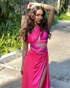 कियारा आडवाणी ने पिंक कलर की थाई हाई स्लिट ड्रेस में बढ़ाया इंटरनेट का पारा, दिखाया ग्लैमरस अवतार