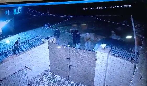 ਚੋਣਾਵੀ ਰੰਜਿਸ਼ ਤਹਿਤ ਕਾਂਗਰਸੀ ਸਰਪੰਚ ਵੱਲੋਂ AAP ਵਰਕਰ ਦੇ ਘਰ ਹਮਲਾ, ਘਟਨਾ CCTV 'ਚ ਕੈਦ ਚੋਣਾਵੀ ਰੰਜਿਸ਼ ਤਹਿਤ ਕਾਂਗਰਸੀ ਸਰਪੰਚ ਵੱਲੋਂ AAP ਵਰਕਰ ਦੇ ਘਰ ਹਮਲਾ, ਘਟਨਾ CCTV 'ਚ ਕੈਦ