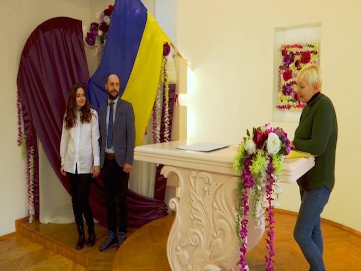 त्या देशातील नागरिक आपला जीव वाचवण्यासाठी धडपडत आहेत