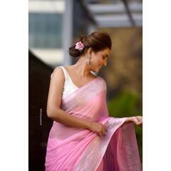 गुलाबी साडी, चेहरा हसरा; रुपालीवर खिळल्या साऱ्यांच्या नजरा!