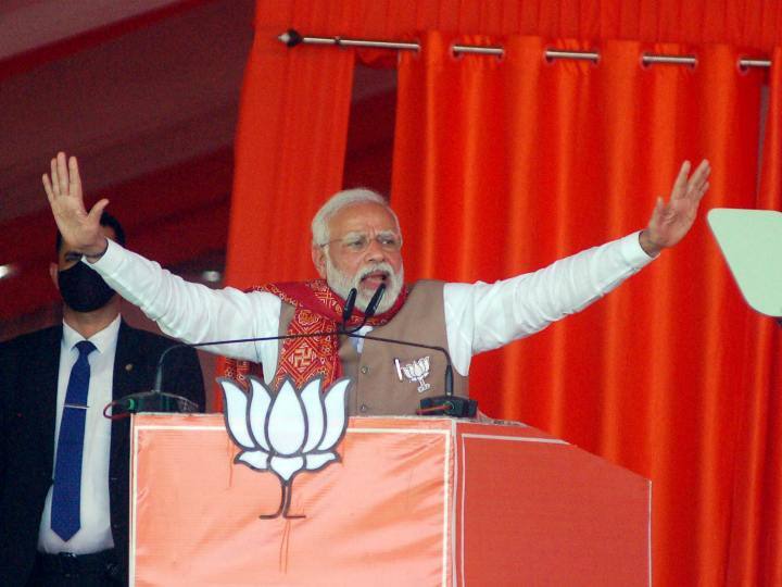 UP Election 2022: वाराणसी में विरोधियों पर जमकर बरसे पीएम मोदी, बोले- घोर परिवारवादी वोकल फॉर लोकल से भी चिढ़ते हैं UP Election 2022: PM Modi lashed out at the opponents in Varanasi, said - Families also annoy the vocal for local UP Election 2022: वाराणसी में विरोधियों पर जमकर बरसे पीएम मोदी, बोले- घोर परिवारवादी वोकल फॉर लोकल से भी चिढ़ते हैं