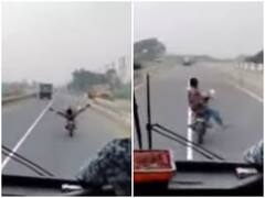 सड़क पर बाइक चलाते समय शख्स ने दिखाए खतरनाक स्टंट, दिल दहला देगा वीडियो