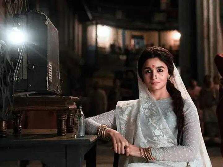 Gangubai Kathiawadi box office collection, Alia Bhatt's film earns 100 crore worldwide आलिया भटच्या Gangubai Kathiawadi ची बॉक्स ऑफिसवर धमाल, 100 कोटी क्लबमध्ये समावेश