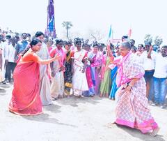 In Pics: మహిళా మంత్రి, ఎంపీ కబడ్డీ ఆట చూస్తారా? జనాలతో కలిసి జాలీగా