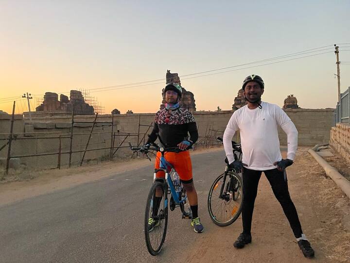 बीड मधील सायकलिंग करणाऱ्या योगा ग्रुपने नुकतीच बीड ते कर्नाटकातील हम्पीपर्यंतची सायकल रायडिंग पूर्ण केली आहे.