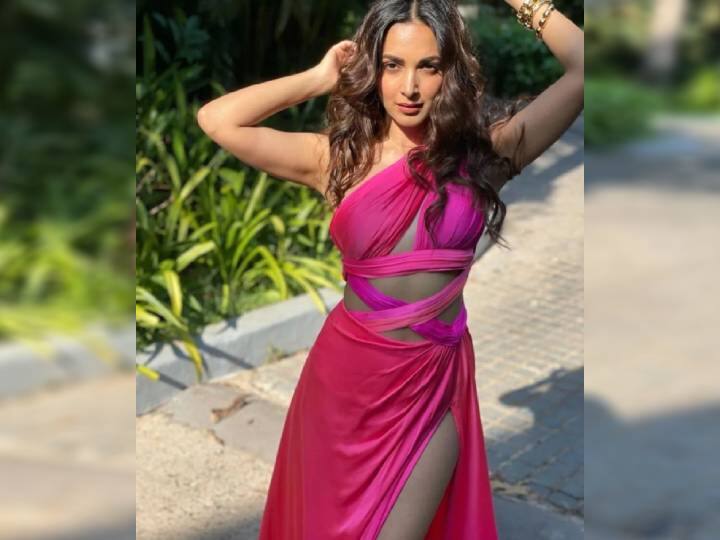 सध्या कियाराच्या बहिणीच्या लग्नाचे फंक्शन्स सुरू झाले आहेत आणि कियारा तिथे खूप एन्जॉय करत आहे.