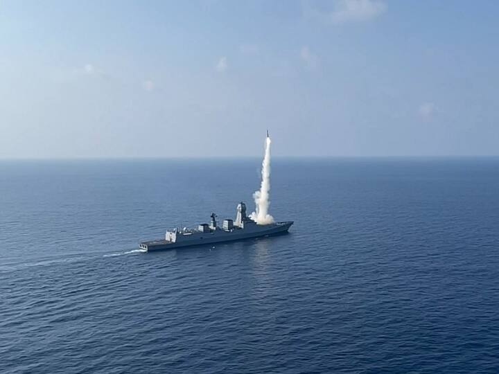 Brahmos Land Attack Firing by the Indian Navy Indian Navy : भारतीय नौदलाच्या ताकदीत वाढ होणार! ब्रह्मोस लँड अटॅक फायरिंगचे यशस्वी प्रात्यक्षिक