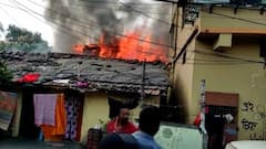 Kolkata Fire : ট্যাংরার ডি সি দে রোডে প্লাস্টিক কারখানায় বিধ্বংসী আগুন