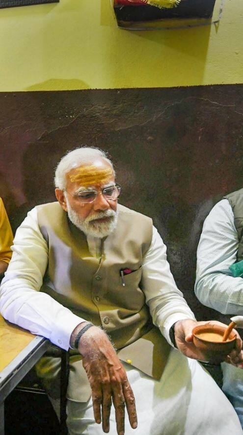 रोड शो और बाबा विश्वनाथ के दरबार में माथा टेकने के बाद पीएम मोदी अस्सी स्थित पप्पू की अड़ी (दुकान) पर चाय की चुस्की लेते हुए भी नजर आए. वाराणसी में पीएम मोदी का ये अंदाज हर किसी के दिल को छू गया.