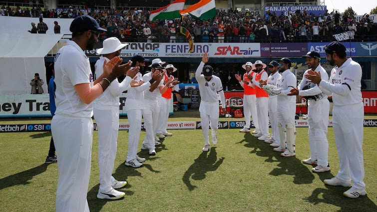 Ind vs SL: Virat Kohli gets a guard of honour from Team India led by Rohit Sharma as he walks out to field in his 100th Test Kohli 100 Test: কোহলিকে সম্মান জানাতে সতীর্থদের সঙ্গে নিয়ে গার্ড অফ অনার, মন জিতলেন রোহিত