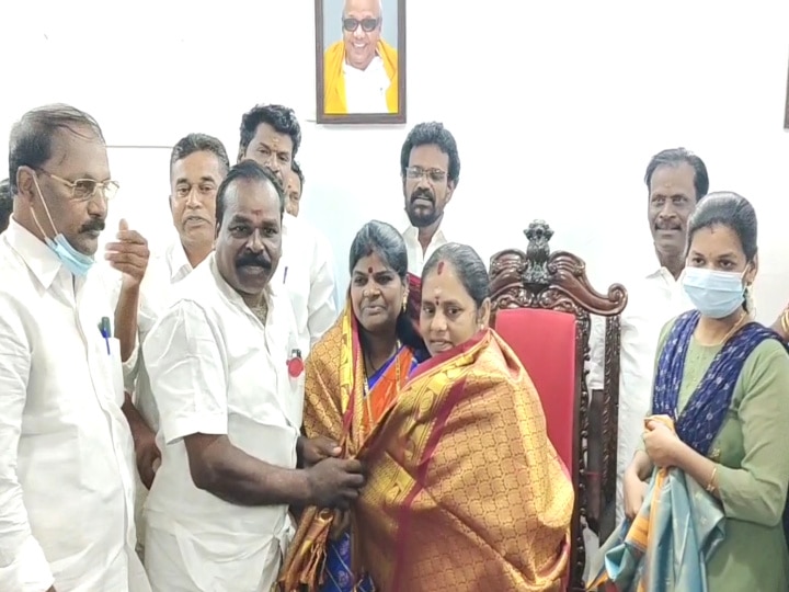 மைத்துனர் மனைவிக்கு பேரூராட்சி தலைவர் பதவி - பூம்புகார் திமுக எம்.எல்.ஏவை கண்டித்து பதவியை ராஜினாமா செய்த நிர்வாகி