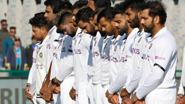 IND Vs SL: India & Sri Lanka Players Wear Black Armbands & Observe 2 Min Silence In Memory Of Shane Warne ભારત અને શ્રીલંકાની મેચ શરુ થતાં પહેલાં ખેલાડીઓએ શેન વોર્નની યાદમાં કાળી પટ્ટી બાંધીને 2 મિનીટ મૌન પાળ્યું