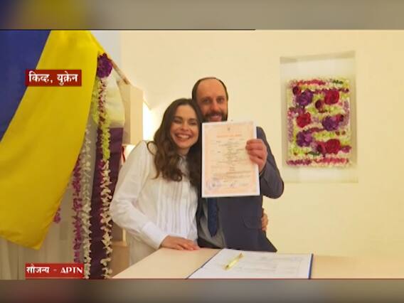 युद्धाच्या वणव्यात बांधली लग्नगाठ