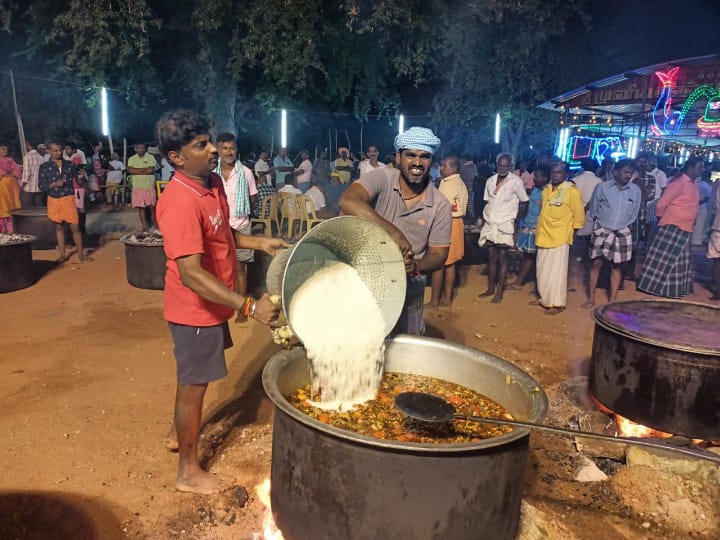 முனியாண்டி விலாஸ் ஓட்டல்களின் மூலவர் வடக்கம்பட்டி முனியாண்டி கோயில் திருவிழா -  சுடச்சுட பரிமாறப்பட்ட பிரியாணி பிரசாதம்.!