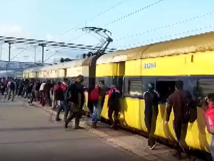UP: Fire Breaks Out In Passenger Train Near Meerut, No Casualties Reported UP: Passengers Push Train Away From Burning Coaches, No Casualties In Fire Incident (VIDEO)