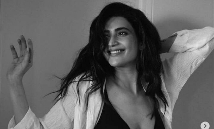 TV actress Karishma Tanna bold photos viral લગ્ન પછી Karishma Tanna થઈ ગઈ એકદમ બોલ્ડ, એવી તસવીરો શેર કરી કે ચાહકોના ઉડી ગયા હોશ