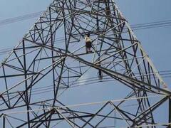 Khandwa News: तहसीलदार ने धमकाया तो किसान चढ़ा हाईटेंशन टॉवर पर, वीडियो बनाकर कही ये बात, जानें पूरा मामला