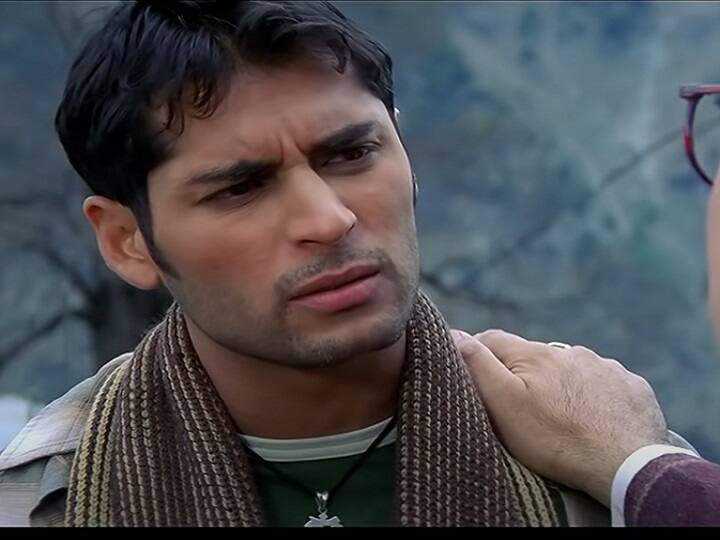 साल 2004 में रिलीज़ हुई फिल्म 'शीन' में भी 'कश्मीर फाइल्स' और 'शिकारा' की तरह कश्मीरी पंडितों का मुद्दा ही उठाया गया था.