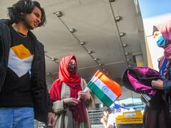 सरकार ने कहा- यूक्रेन से 13 हजार से ज्यादा भारतीयों को स्वदेश लाया गया, एयरपोर्ट पर दिखा भावुक नजारा