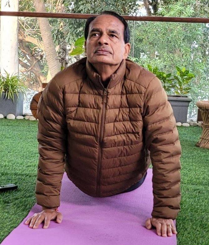 राज्य के मुख्यमंत्री होने की वजह से शिवराज सिंह दिन भर बेहद व्यस्त रहते हैं. बावजूद इसके खुद को स्वस्थ रखने के लिए वे योगा करना नहीं भूलते हैं.