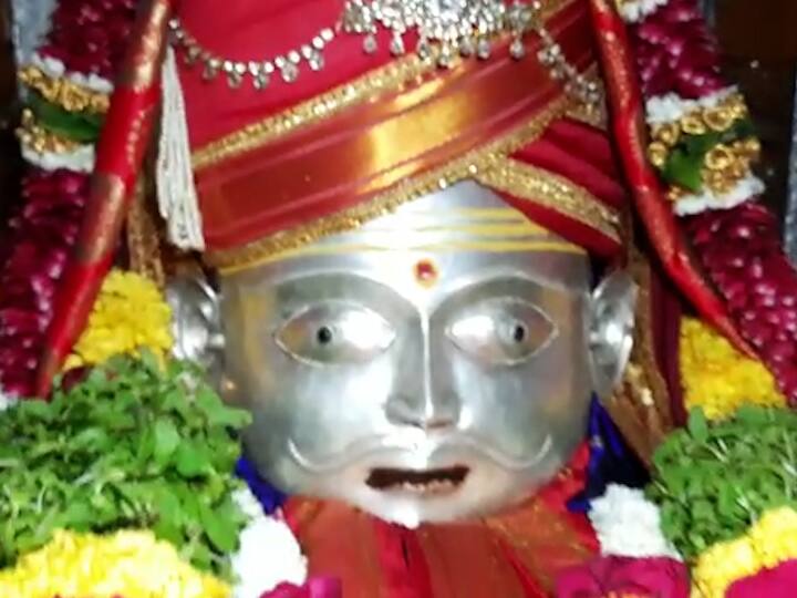 औंढा नागनाथ मंदिराला दरवर्षी अनेक भाविक भेट देत असतात.