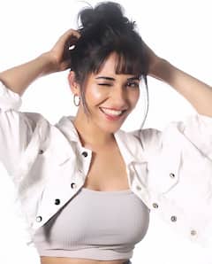 Ruhani Sharma Photos: రుహానీ అందాల కహానీ చూశారా