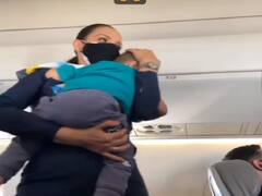 Watch: रोते हुये बच्चे को थपकी देकर सुलाने वाली फ्लाइट अटेंडेंट का वीडियो वायरल, यूजर्स ने किए ऐसे कमेंट