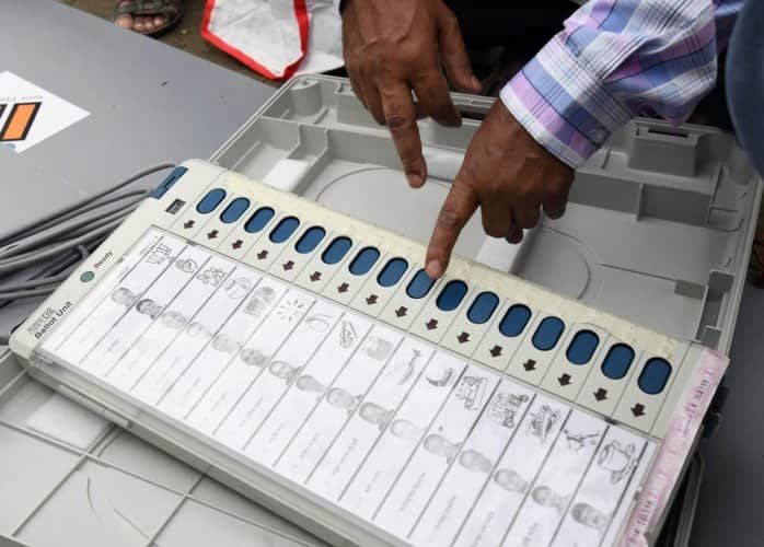 varanasi evm row resolved after its checking in presence of candidates from samajwadi party and others EVM की सुरक्षा को लेकर वाराणसी में शुरू हुआ विवाद निपटा, आज मतगणना केंद्रों पर डटे रहेंगे विपक्षी दलों के कार्यकर्ता