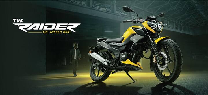 TVS Raider 125: कंपनी ने 2021 में भारतीय बाजार में नई रेडर पेश की थी. यह बाइक इस रेंज में सबसे ज्यादा फीचर पैक प्रॉडक्ट में से एक है क्योंकि यह पूरी तरह से डिजिटल इंस्ट्रूमेंट कंसोल, राइडिंग मोड के साथ आती है और जल्द ही कनेक्टिविटी ऑप्शन भी प्राप्त करेगी. फिलहाल इसकी कीमत 77,500 रुपये (एक्स-शोरूम) है.