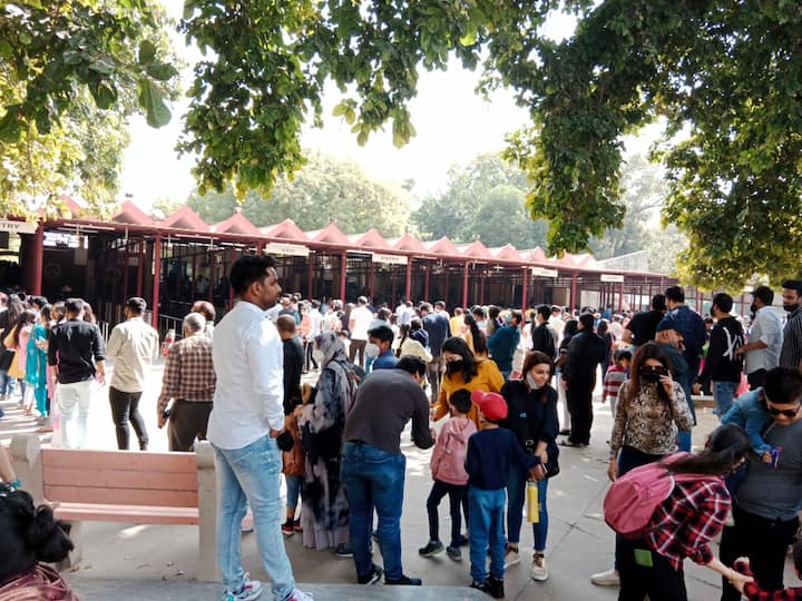 रविवार के दिन दिल्ली के चिड़ियाघर में हज़ारों की संख्या में पर्यटकों की भीड़ देखने को मिली. छुट्टी का दिन होने के कारण बड़ी संख्या में लोग अपने परिवार और दोस्तों के साथ चिड़ियाघर पंहुचे. हालांकि इस दौरान काफी लोग एंट्री टिकट के लिए परेशान होते हुए भी नजर आए. क्योंकि चिड़ियाघर प्रशासन की ओर से टिकट बुकिंग ऑनलाइन कर दी गई है एक मार्च से सभी पर्यटकों के लिए दिल्ली का चिड़ियाघर खुल गया है लेकिन एंट्री के लिए ऑनलाइन टिकट की ही सुविधा उपलब्ध है.